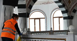 Karabağlar’da camilere Ramazan temizliği