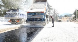 Antalya’yı kırsaldan Kumluca’ya bağlayan yolda asfalt çalışması