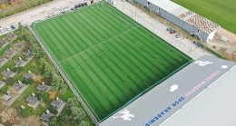 Alparslan Türkeş Spor Kompleksi'nde sahanın sentetik çimleri seriliyor