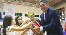 10. Geleneksel Çocuk Oyunları, Burhaniye Atatürk Kapalı Spor Salonu’nda düzenlenen ödül töreni ile tamamlandı