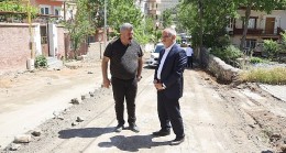 Yahyalı Belediyesi, ilçede bozulan yollarda düzenleme yaparak asfaltlanmaya hazır hale getirmeye devam ediyor