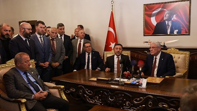 İYİ Parti Genel Başkanı Müsavat Dervişoğlu, Nevşehir Belediye Başkanı Rasim Arı’yı makamında ziyaret etti