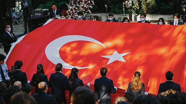 Anıtkabir’de Dalgalanan Şanlı Bayrak İzmir’de!