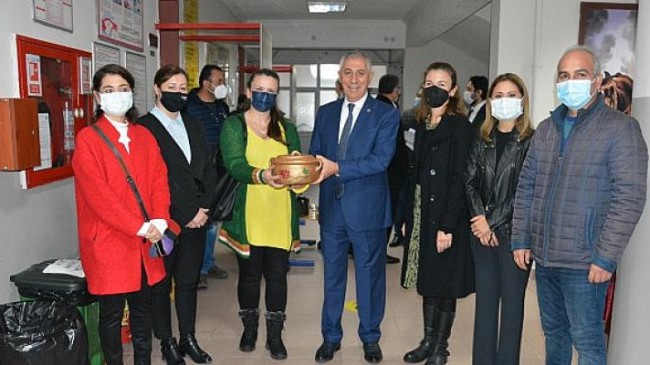 Salihli’deki Borsa İstanbul Meslek Lisesi’nde öğretmenler gününe renkli kutlama