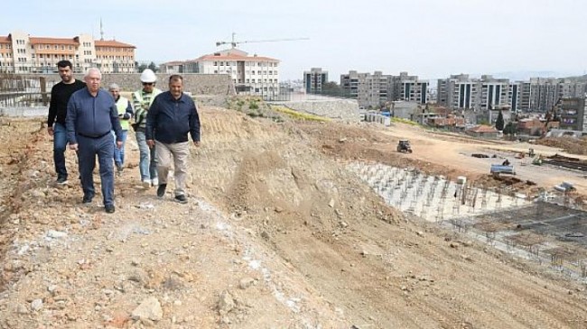 Başkan Selvitopu, Atatürk Gençlik ve Spor Merkezi inşaatını inceledi