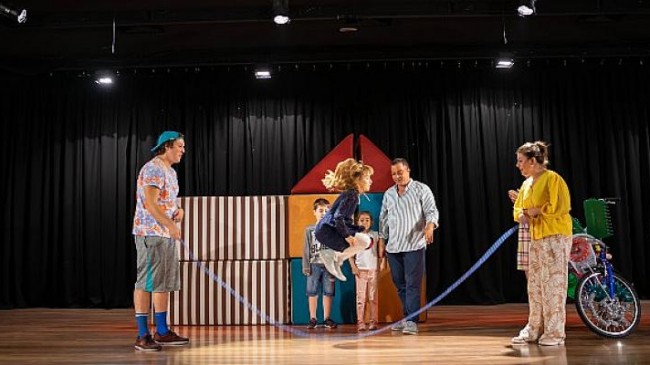 Pınar Çocuk Tiyatrosu ücretsiz oyunu ile çocukların hayallerine ortak oluyor