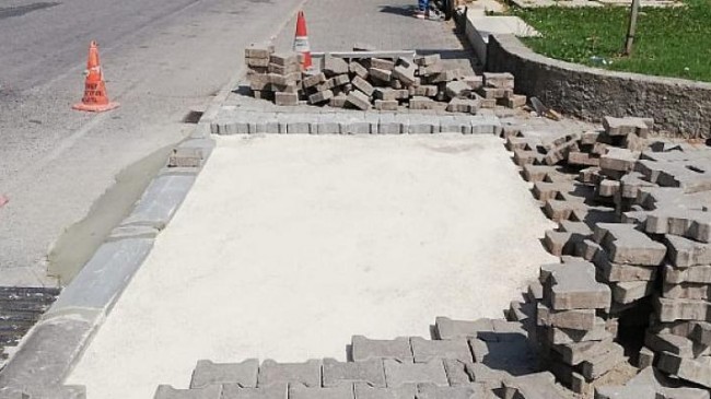 Kemer Belediyesi, Arslanbucak Mahallesi’nde bozulan kaldırımların tamir işlemlerini tamamladı.