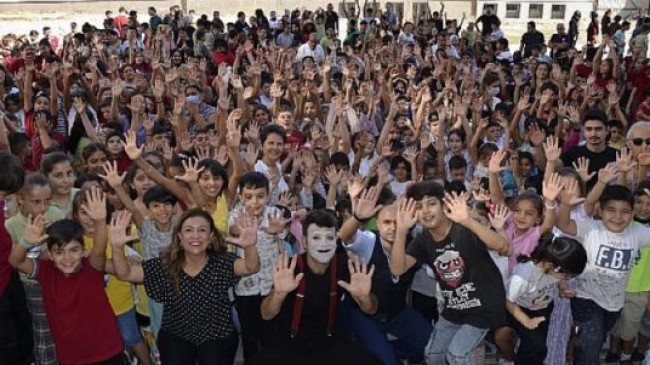 İzmir’de “Pandomim Çocuk Oyunu” Gösterisi Gerçekleştirildi