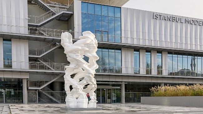 Tony Cragg’in “Runner” adlı heykeli İstanbul Modern’in yeni müze binasının önünde yerini aldı
