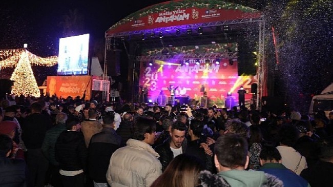 Antalyalılar 2023'ü Cumhuriyet Meydanı'nda karşıladı