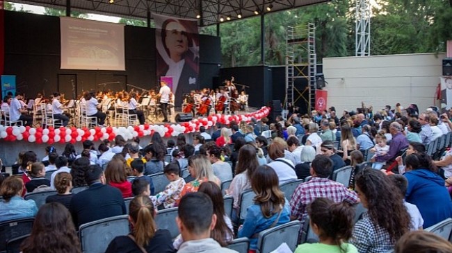 İzmirliler, İnci Vakfı Çocuk ve Gençlik Orkestrası'yla 19 Mayıs coşkusunu dolu dolu yaşadı