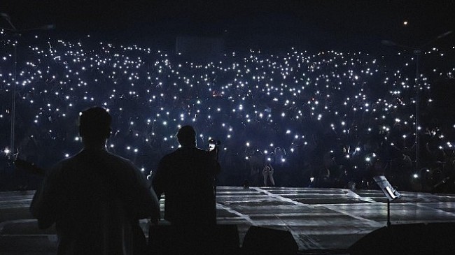 Sevilen müzik grubu Gece Yolcuları Dokuz Eylül Üniversitesi (DEÜ) Amfi Tiyatro’da üniversiteli hayranlarına unutulmaz bir gece yaşattı