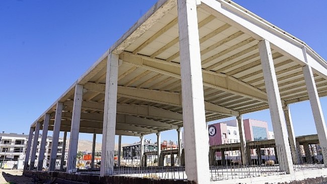 Selçuklu Belediyesi tarafından Konya Spor Lisesi’ne kazandırılacak olan ve Konyasporlu futbolcu merhum Ahmet Çalık’ın isminin yaşatılacağı kapalı spor salonunun yapımı devam ediyor