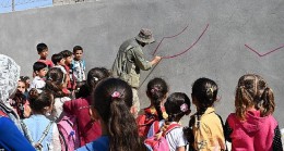 Suriye’de Savaşın Bıraktığı Yetim Çocuklar ile Resimler yaptı