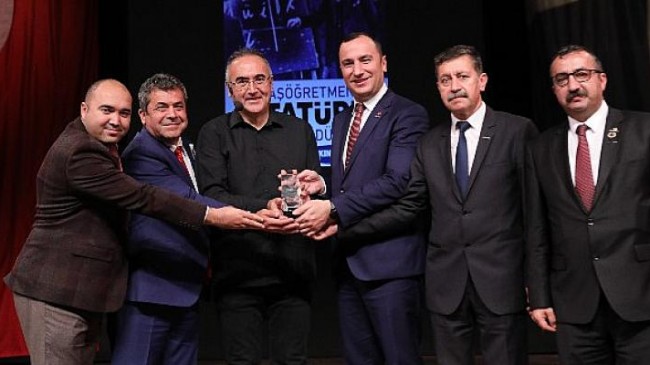 Başöğretmen Atatürk Ödülü Sunay Akın’a