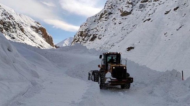 Van Büyükşehir Belediyesi Kardan Dağlarını Aşıyor