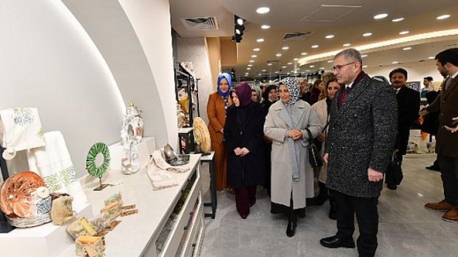 Üsküdar’da Üsmek Satış Mağazası Kerem Görsev Konseriyle Açıldı