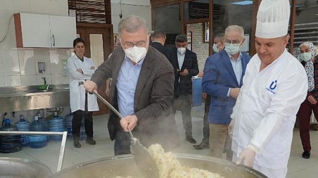 Üsküdar’da Dev Kazanlar 30 Bin Kişiye Sıcak Yemek İçin Kaynıyor