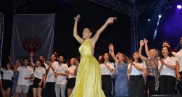 Çeşme Açıkhava’da Şevval Sam Konseri: Türk Eğitim Vakfı’nın 55. kuruluş yıldönümü coşkulu bir konserle kutlandı