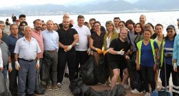 Karşıyaka’da gönüllü gençlerle sahil temizliği