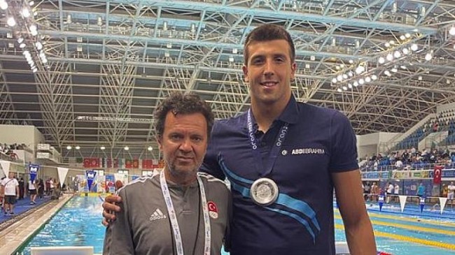 Abdi İbrahim’in ana sponsoru olduğu rekortmen yüzücü Emre Sakcı’dan Akdeniz Oyunları’nda çifte madalya