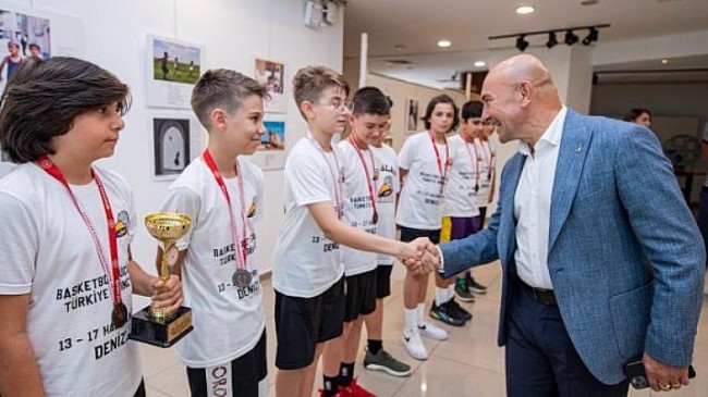 Başkan Soyer, Özel Eraslan Okulu’nun şampiyonlarını ağırladı