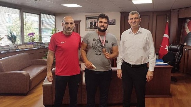 Gölcük Belediye Başkanı Ali Yıldırım Sezer, Türkiye 3’üncüsü olan Gölcük Belediyesporlu Teakwondo sporcusu Ali İmran Pustu’yu makamında konuk etti.