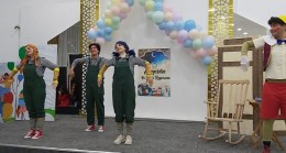 Nevşehir Belediyesi Şehir Tiyatrosu oyuncuları, 'Pinokyo' adlı oyunlarını bu kez depremzede, yetim ve öksüz çocuklar için sahneledi