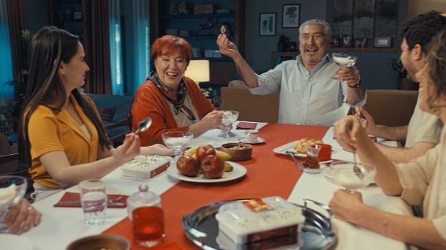Erdal Özyağcılar Ailesiyle Birlikte İlk Kez Reklam Filminde