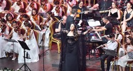 Aşkın Nur Yengi ve Bilfen Filormoni Orkestrası sahne aldı