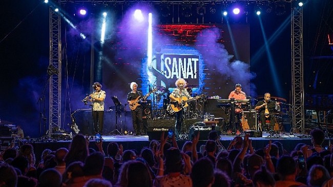 Yeni Türkü İş Sanat Çarşamba Sahnesi'nde Marmaris'i Salladı