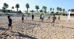 Antalya Büyükşehir'den Konyaaltı Plajı'na Ücretsiz Plaj Voleybol Sahaları