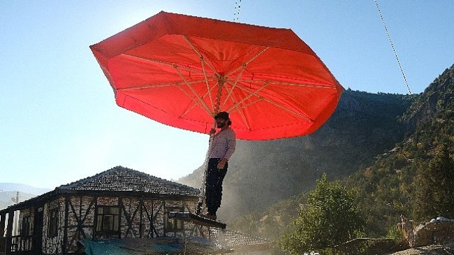 Ahmet Kural şemsiyeyle uçtu