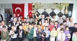 23 Nisan Ulusal Egemenlik ve Çocuk Bayramı kapsamında Ahmet Akın Kültür Merkezi'nde iki gün boyunca satranç turnuvası düzenlendi
