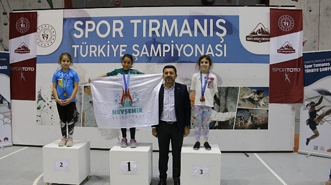 Nevşehir Belediyesi Gençlik ve Spor Kulübü sporcusu Belkıs Durmuş, Spor Tırmanış Küçükler Türkiye Şampiyonası'nda tüm rakiplerini geride bırakarak Türkiye Şampiyonu oldu.