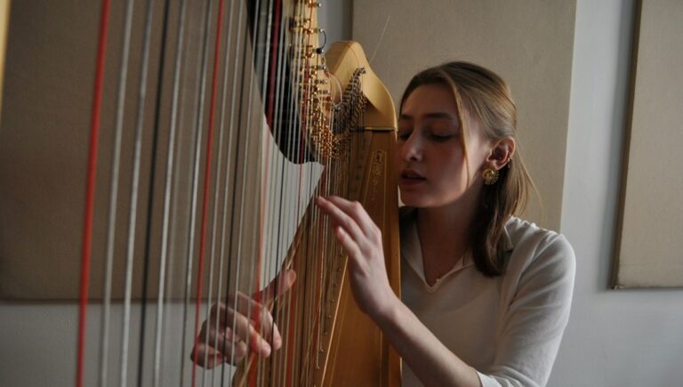 20 yaşındaki genç Türkiye’yi temsil ediyor: 10 yaşından beri arp çalıyor