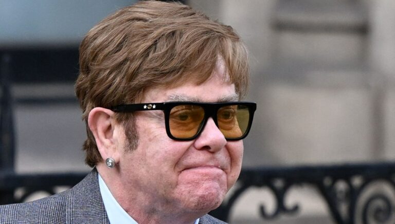 Elton John kariyerinde 10. kez müzik listelerinde zirvede