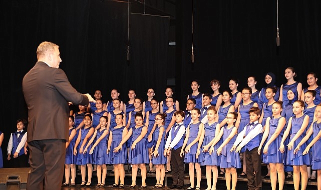 Nilüfer Çocuk ve Gençlik Koroları yıl sonu konserinde büyüledi