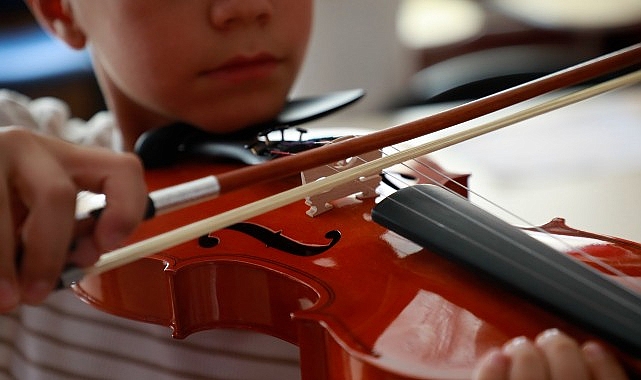 Başkan Çerçioğlu ile Aydınlı minikler keman öğreniyor