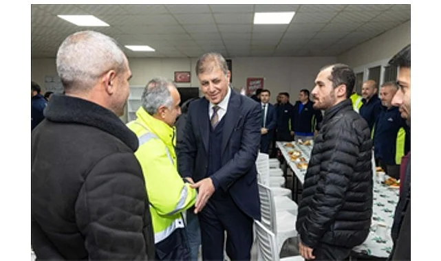 Başkan Tugay, mesaiye emekçi ile başladı