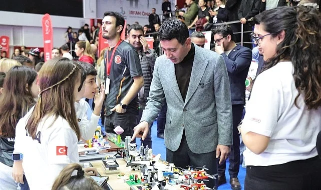Bayraklı, Fibonacci Uluslararası Robot Olimpiyatları’na Ev Sahipliği Yaptı