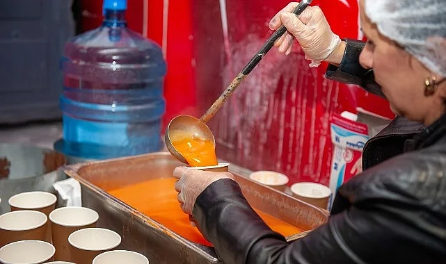Karşıyaka Belediyesi’nden 30 bin kişiye sıcak çorba ikramı
