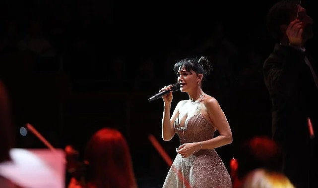 Şevval Sam hem söyledi hem yönetti