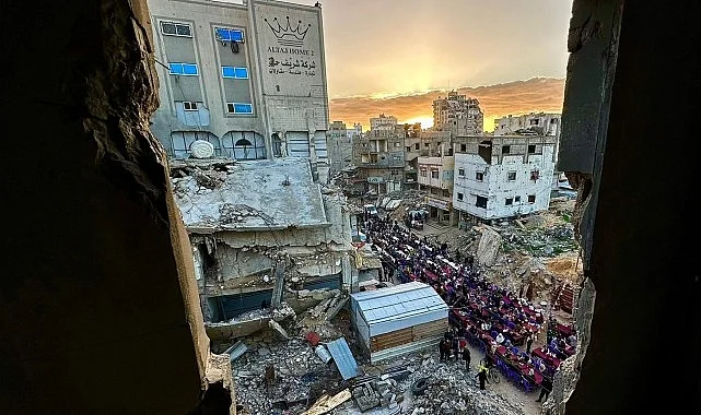 Türk Kızılay Gazze’de Ramazan’ın İlk İftar Sofrasını Kurdu