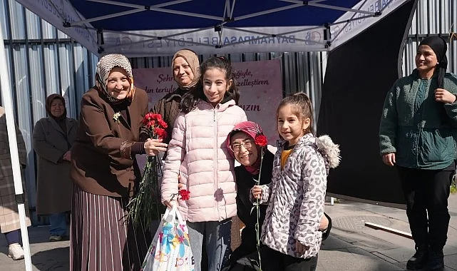 Bayrampaşa’da 8 Mart’ta kadınlara karanfil dağıtıldı