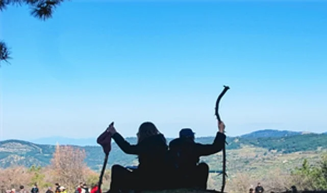 Gençler baharı Efes-Mimas Yolu’nda doğayla karşıladı