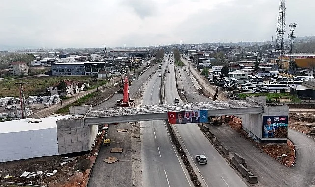 Başiskele Kavşağı’nda dev kirişler 9 saatte yerleştirildi