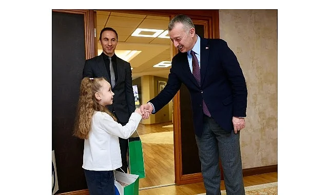 Başkan Büyükakın,  koltuğu çocuklara bıraktı