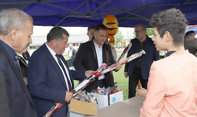 Bayındır’da 23 Nisan Coşkusu Gökyüzüne Taşındı: Stadyumda Uçurtma Şenliği
