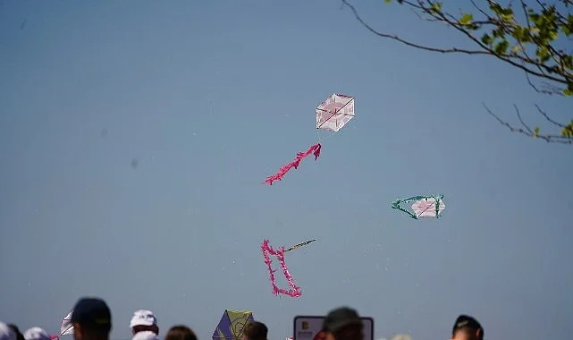 Edremit Belediyesi Geleneksel Uçurtma Şenliği yapıldı